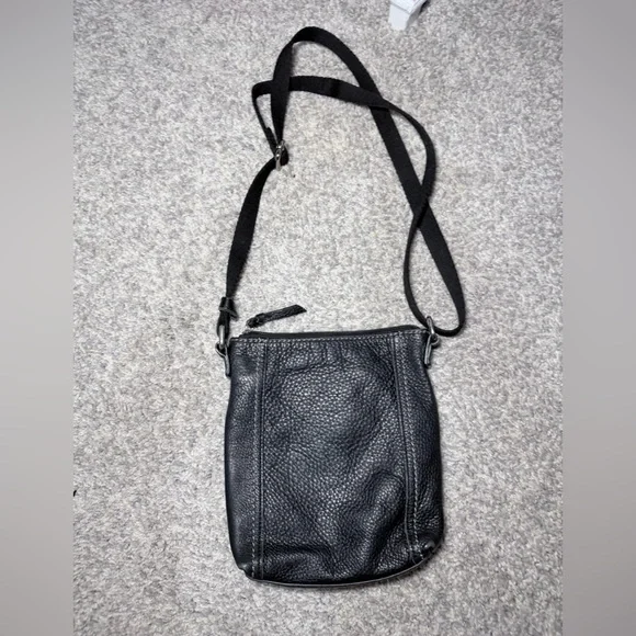 The Sak Black Leather Crossbody Bag – Minimalist Everyday - Picture 4 of 11